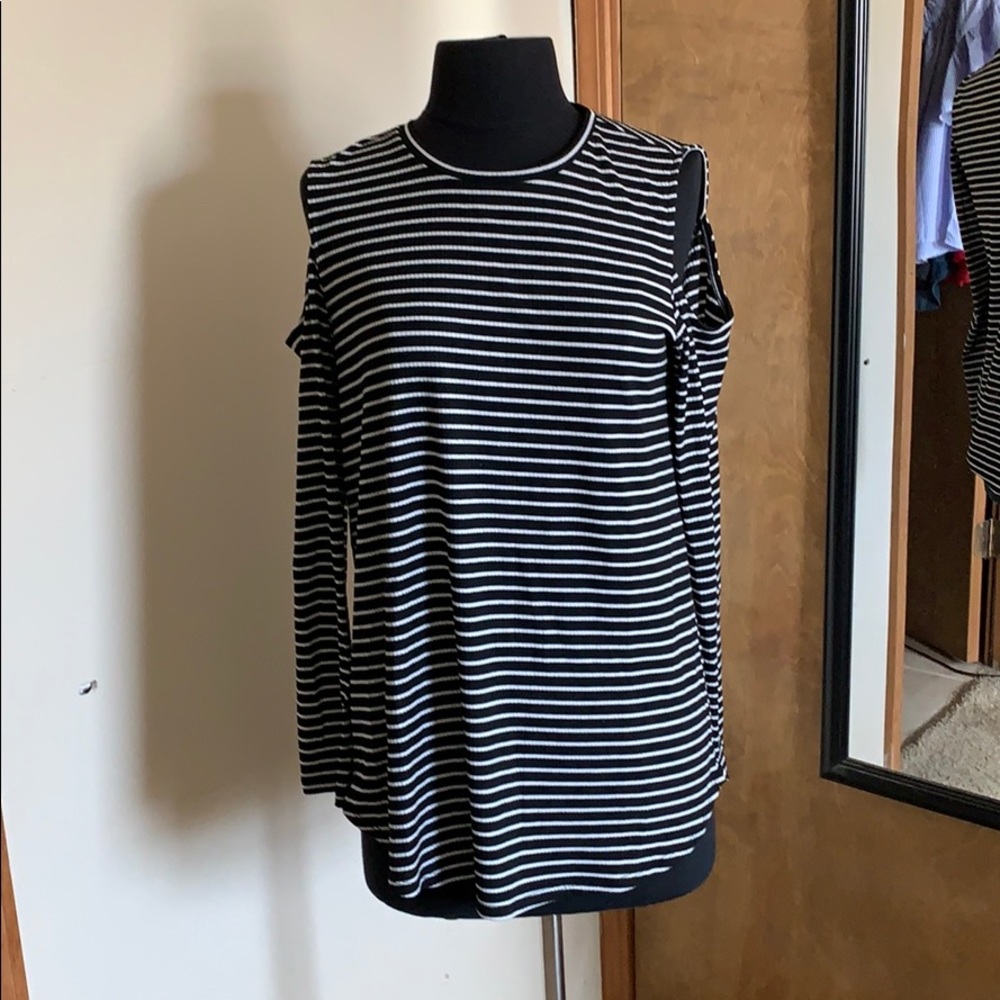 Apt. 9 Cold Shoulder Top Size Medium